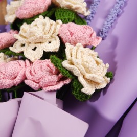 Buchet de flori croșetat manual – Eleganță fără timp