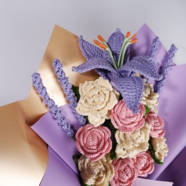 Buchet de flori croșetat manual – Eleganță fără timp