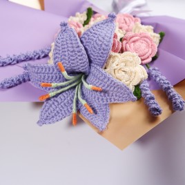 Buchet de flori croșetat manual – Eleganță fără timp