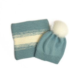 Set căciuliță și fular circular tricotate manual – Bleu cu detalii crem