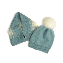 Set căciuliță și fular circular tricotate manual – Bleu cu detalii crem