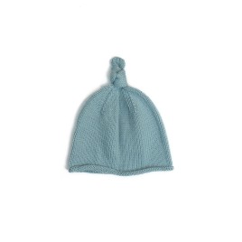 Căciuliță tricotată manual pentru bebeluși – Bleu pastel, cu nod decorativ