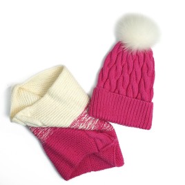 Set căciulă și fular tricotate manual – Roz intens cu degrade crem