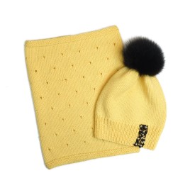 Set căciulă și fular tricotate manual – Galben pastel cu detalii elegante