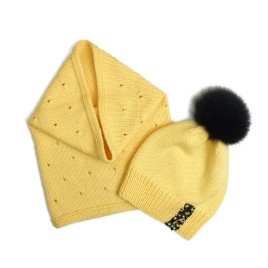 Set căciulă și fular tricotate manual – Galben pastel cu detalii elegante