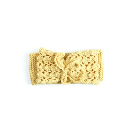 Bentiță tricotată manual din lână merino – Galben pastel cu fundă decorativă