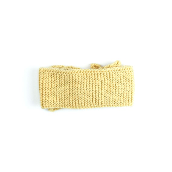 Bentiță tricotată manual din lână merino – Galben pastel cu fundă decorativă