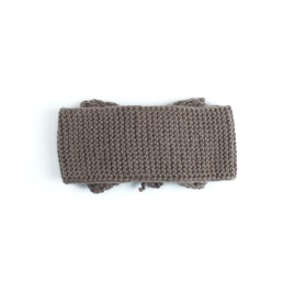 Bentiță tricotată manual din lână merino – Maro taupe cu fundă decorativă