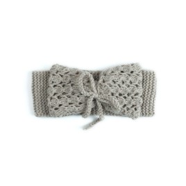 Bentiță tricotată manual din lână merino – Gri cald cu fundă decorativă