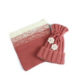 Set căciulă și guler tricotate manual – Teracotă cu detalii florale, căldură și rafinament