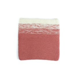 Set căciulă și guler tricotate manual – Teracotă cu detalii florale, căldură și rafinament