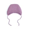Căciulă tricotată manual din lână merino – Liliachiu cald cu șnururi