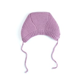 Căciulă tricotată manual din lână merino – Liliachiu cald cu șnururi