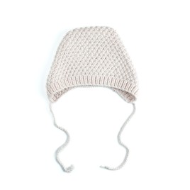 Căciulă tricotată manual din lână merino – Roz pudrat cu șnururi