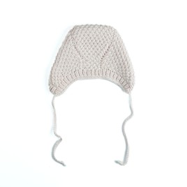 Căciulă tricotată manual din lână merino – Roz pudrat cu șnururi