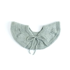 Guleraș tricotat manual din lână merino – Verde salvie cu prindere cu șnur