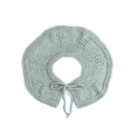 Guleraș tricotat manual din lână merino – Verde salvie cu prindere cu șnur