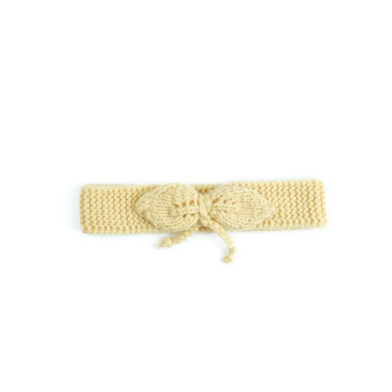 Bentiță tricotată manual din lână merino – Galben pastel cu fundă decorativă
