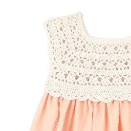 Rochiță croșetată manual – Peach delicat cu detalii crem