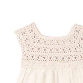 Rochiță de vară cu bust croșetat manual – Alb natural și pânză topită