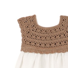 Rochie croșetată manual maro – bust din microfibră și fustă alb natural