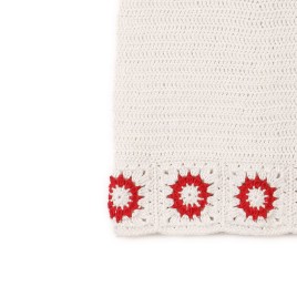 Rochiță croșetată manual – Alb natural cu flori roșii decorative