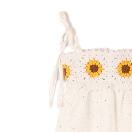 Rochie tricotată alb natural cu bretele și flori croșetate galbene