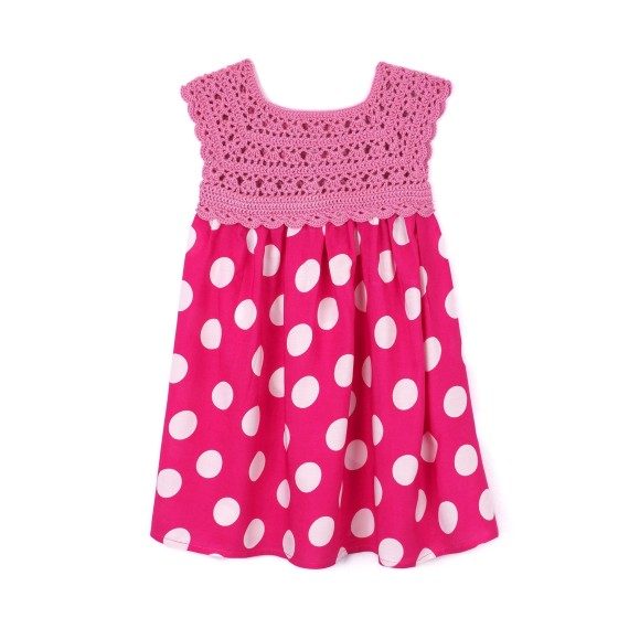 Rochie fucsia cu buline albe și bust croșetat – veselie și delicatețe