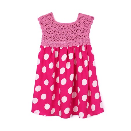 Rochie fucsia cu buline albe și bust croșetat – veselie și delicatețe