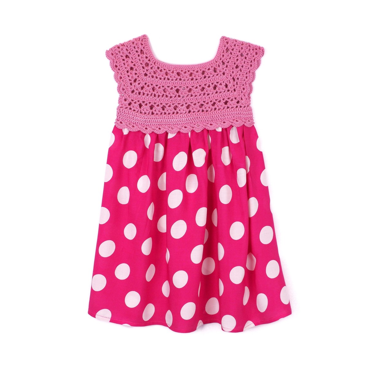 Rochie fucsia cu buline albe și bust croșetat – veselie și delicatețe