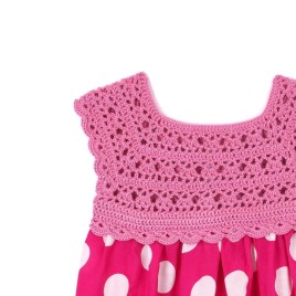 Rochie fucsia cu buline albe și bust croșetat – veselie și delicatețe