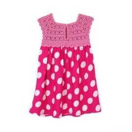 Rochie fucsia cu buline albe și bust croșetat – veselie și delicatețe