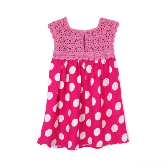 Rochie fucsia cu buline albe și bust croșetat – veselie și delicatețe