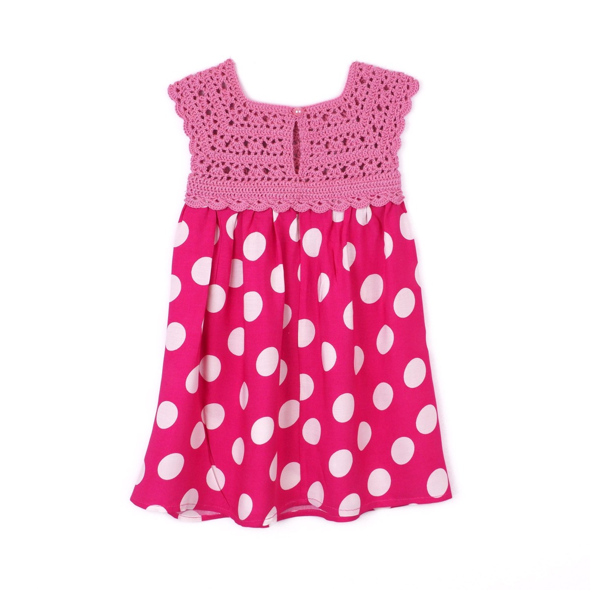 Rochie fucsia cu buline albe și bust croșetat – veselie și delicatețe