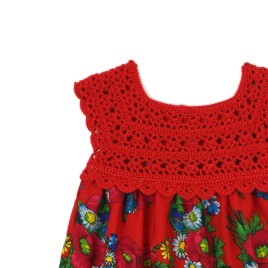 Rochie tradițională fetiță – roșu cu bust croșetat și fustă florală