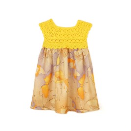 Rochie galbenă croșetată cu fustă imprimată cu fluturi – vară veselă și jucăușă