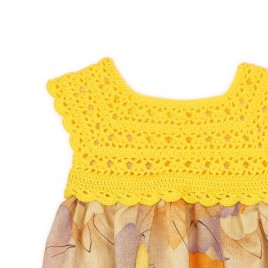 Rochie galbenă croșetată cu fustă imprimată cu fluturi – vară veselă și jucăușă