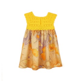 Rochie galbenă croșetată cu fustă imprimată cu fluturi – vară veselă și jucăușă