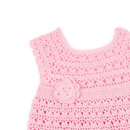 Rochiță croșetată roz pentru fetițe – cu floare decorativă și perlă