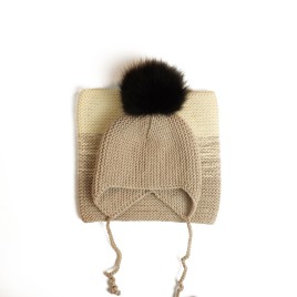 Set căciulă și fular tricotate manual bej-crem cu moț negru | EVANTAI.ro