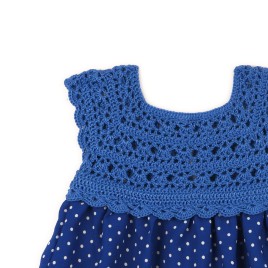 Rochiță croșetată manual cu fustă din viscoză imprimată – Albastru cu buline