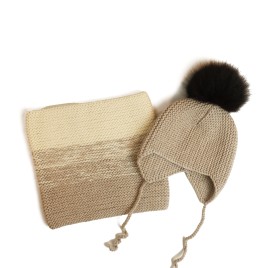 Set căciulă și fular tricotate manual bej-crem cu moț negru | EVANTAI.ro