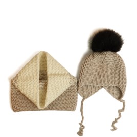 Set căciulă și fular tricotate manual bej-crem cu moț negru | EVANTAI.ro