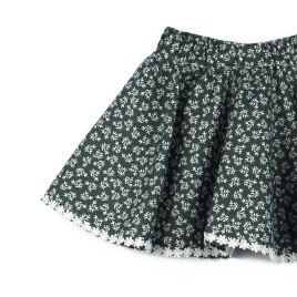 Fustiță cloș verde închis cu imprimeu floral și dantelă albă la tiv