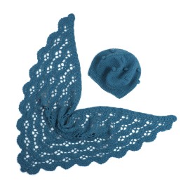 Set șal și căciulă tricotate manual din lână merino – Albastru elegant, rafinament și stil unic