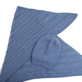 Set șal și căciulă tricotate manual din lână merino – Albastru fumuriu, eleganță și rafinament