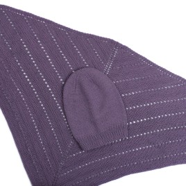 Set șal și căciulă tricotate manual din lână merino – Mov intens, simplitate și rafinament