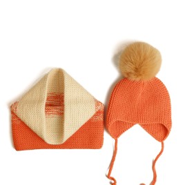 Set căciulă și fular tricotate manual portocaliu-crem cu moț | EVANTAI.ro