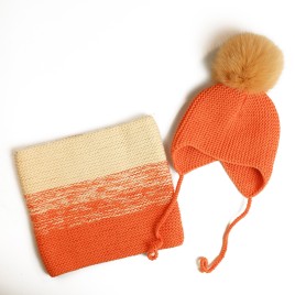 Set căciulă și fular tricotate manual portocaliu-crem cu moț | EVANTAI.ro