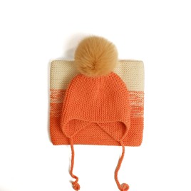 Set căciulă și fular tricotate manual portocaliu-crem cu moț | EVANTAI.ro